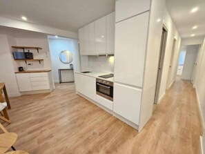 電子レンジ、オーブン、食器洗い機、ダイニングテーブル