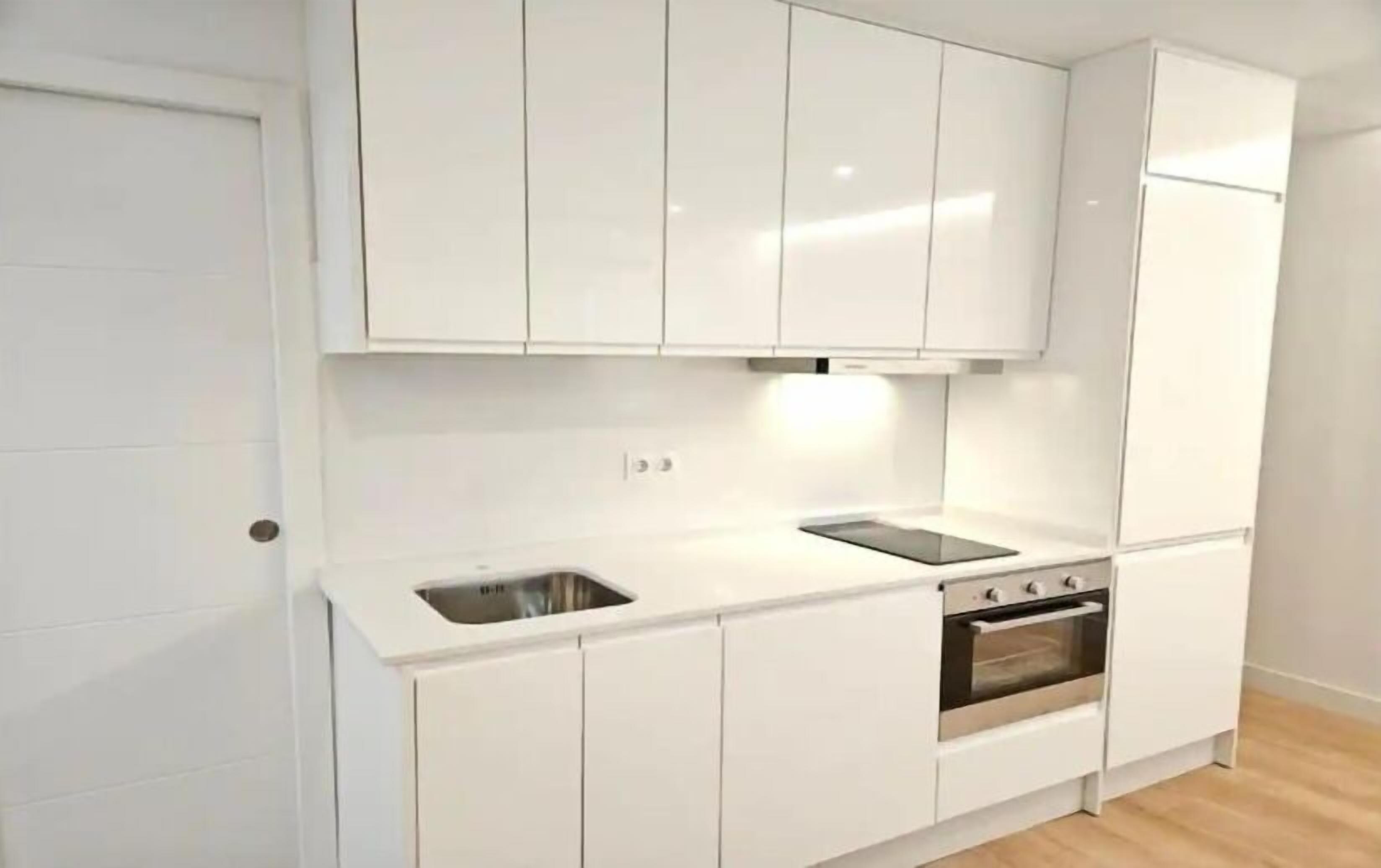 Mikrowelle, Ofen, Geschirrspüler, Esstisch