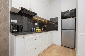 Fridge, microwave, stovetop, dishwasher