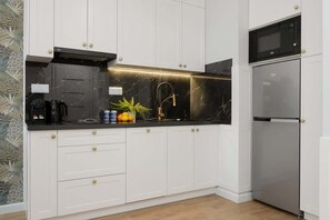 Frigorifero, microonde, piano cottura, lavastoviglie