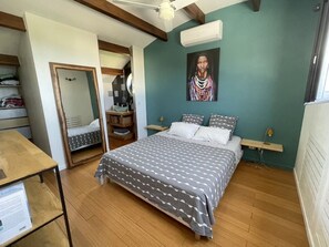5 habitaciones, tabla de planchar con plancha y cuna de viaje 