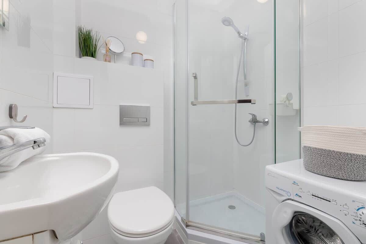 Ducha, secador de pelo, toallas y champú