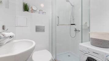 Ducha, secador de pelo, toallas y champú