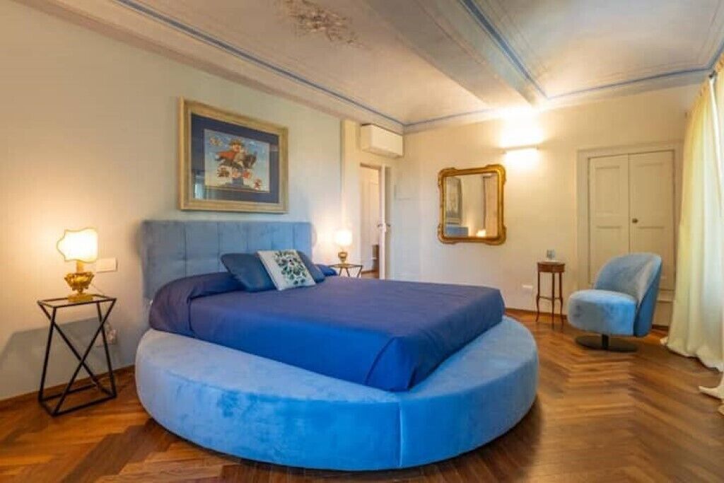 6 camere, una scrivania, ferro/asse da stiro, culla da viaggio