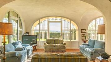 Smart-TV, DVD-Player, Bücher, Musikbibliothek