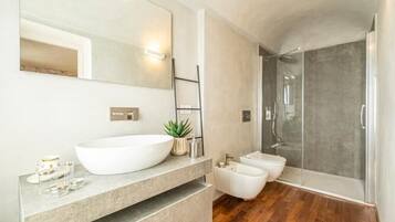 Doccia, asciugacapelli, bidet, asciugamani