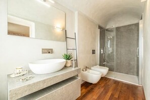 Shower, hair dryer, bidet, towels - Luxury Villa - Unesco Monferrato Langhe Roero with private pool (Asti)