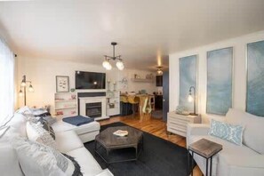 TV, fireplace - Ridgeway Bed & Brksfst Suite, Full Kitchen, Slps 4 (Eureka Springs)