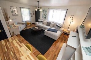 TV, fireplace - Ridgeway Bed & Brksfst Suite, Full Kitchen, Slps 4 (Eureka Springs)