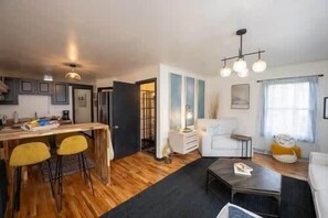 TV, fireplace - Ridgeway Bed & Brksfst Suite, Full Kitchen, Slps 4 (Eureka Springs)