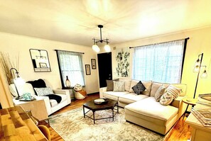 TV, fireplace - Ridgeway Bed & Brksfst Suite, Full Kitchen, Slps 4 (Eureka Springs)