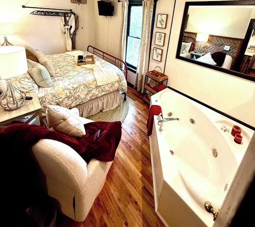 Ridgeway Bed & Brksfst Suite, Full Kitchen, Slps 4