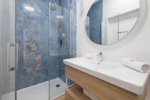 Douche, sĂšche-cheveux, serviettes fournies, shampoing