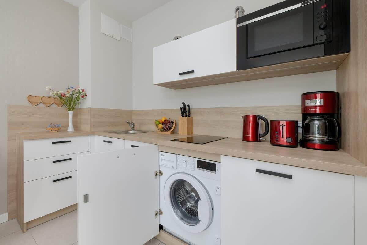 Kylskåp, mikrovågsugn, spishäll och diskmaskin