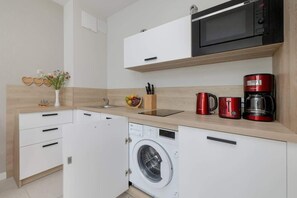 Fridge, microwave, stovetop, dishwasher