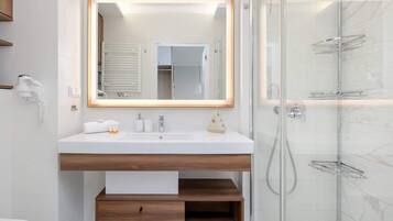 Douche, sèche-cheveux, serviettes fournies, shampoing
