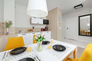 Réfrigérateur, micro-ondes, plaque de cuisson, lave-vaisselle