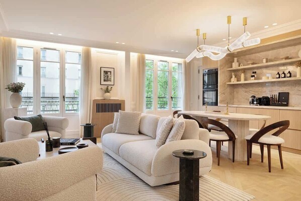 TV, offices - The Lander - Serviced 3BR/3BA - Champs-Elysées (Paris)