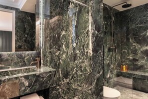 Shower, hair dryer - The Lander - Serviced 3BR/3BA - Champs-Elysées (Paris)