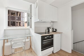 Fridge, oven, stovetop, electric kettle