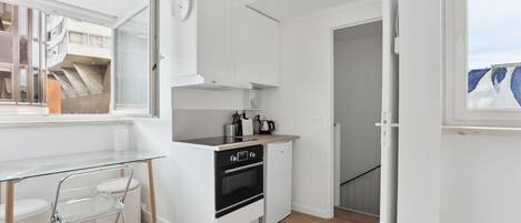 Frigorífico, horno, placa de cocina y hervidor eléctrico