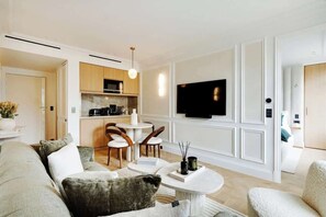 TV, offices - The Lander - Serviced 1BR/1BA - Champs-Elysées (Paris)