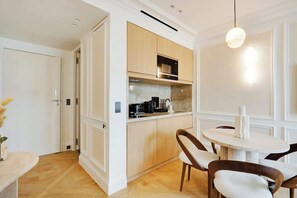 Dining - The Lander - Serviced 1BR/1BA - Champs-Elysées (Paris)