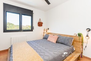 4 slaapkamers, een strijkplank/strijkijzer, reisbedje, gratis wifi