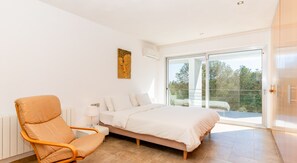 3 bedrooms, desk, iron/ironing board, travel crib