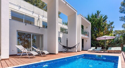 Stylish Villa Lucere with Private Pool and A/C close to Sitges