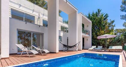 Stylish Villa Lucere with Private Pool and A/C close to Sitges