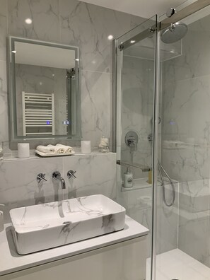 Dusche, Haartrockner, Handtücher, Seife