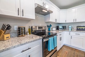 Fridge, microwave, oven, stovetop - 2 King Beds  | Golf | Games | RV Parking (Evans)