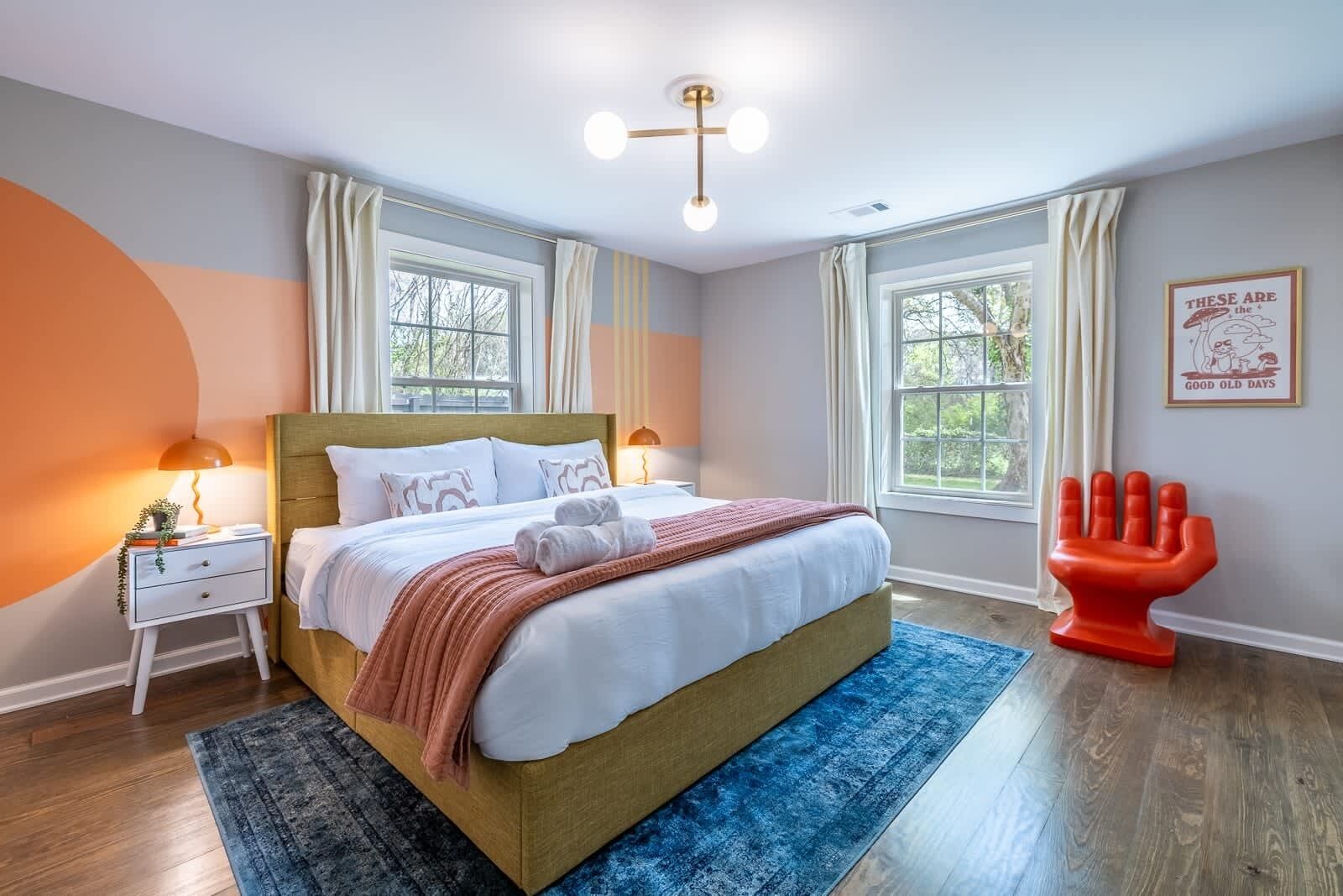 4 habitaciones, escritorio y tabla de planchar con plancha 