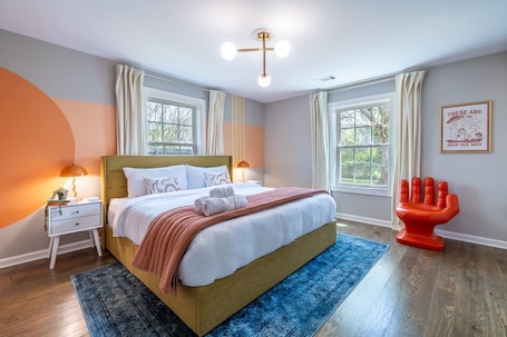 4 bedrooms, desk, iron/ironing board, travel cot. 2 King Beds | Golf | Games | RV Parking