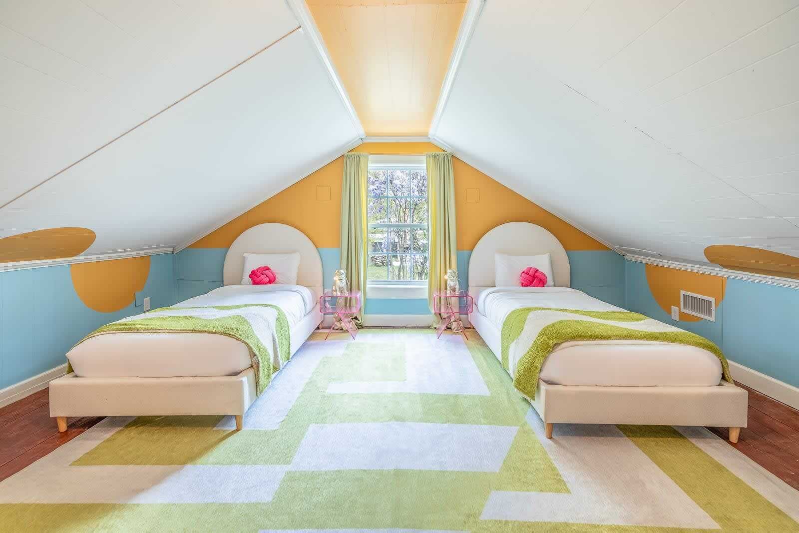 4 habitaciones, escritorio y tabla de planchar con plancha 