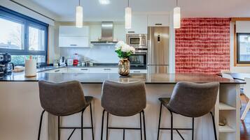 Een koelkast, een magnetron, een oven, een kookplaat