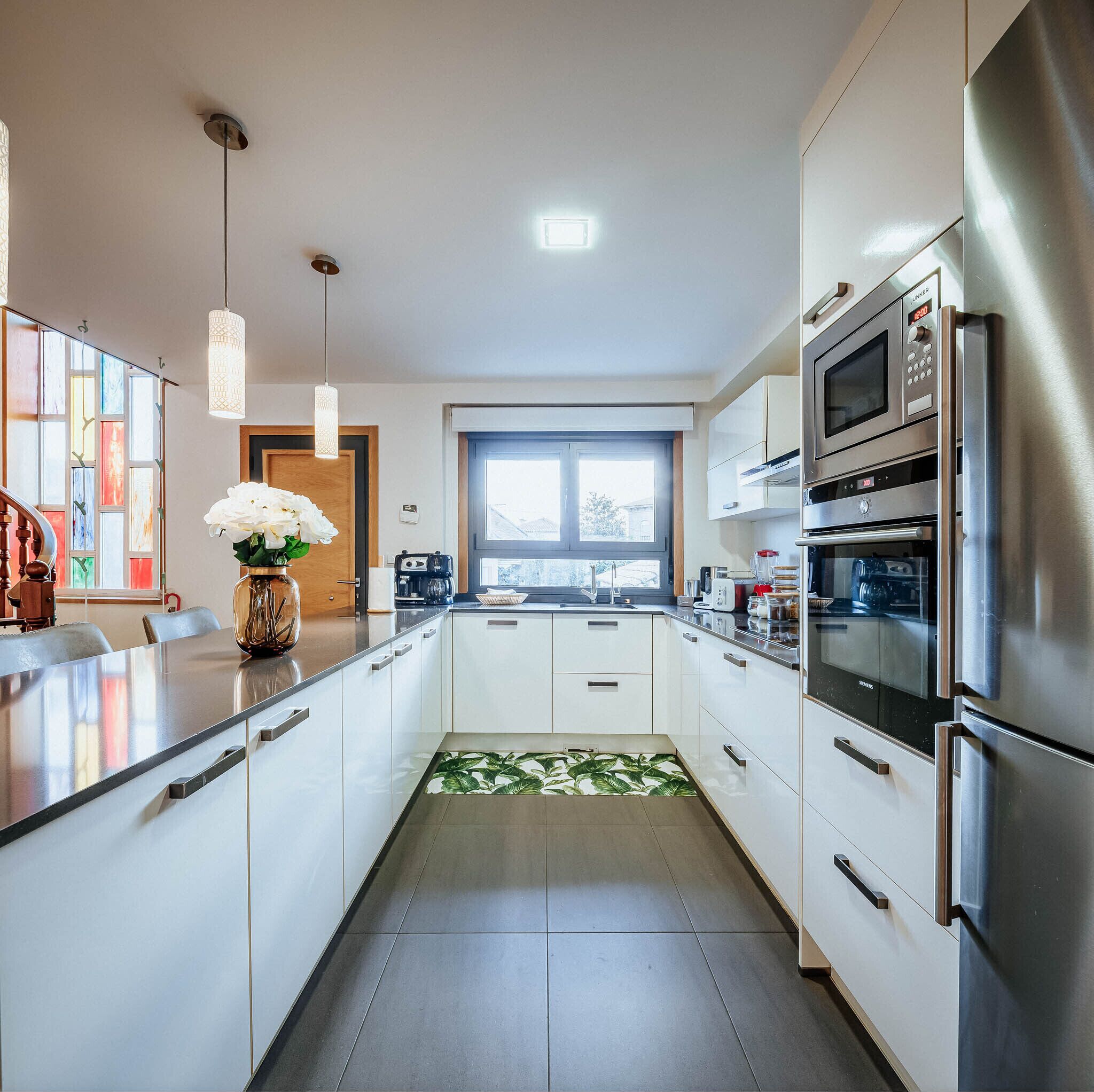 Frigorífico, microondas, horno y placa de cocina