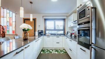 Frigorífico, microondas, horno y placa de cocina