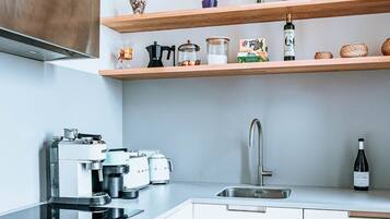 Réfrigérateur, four à micro-ondes, un four, surface de cuisson