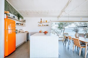 Fridge, oven, stovetop, dishwasher - A Factoria Beach House - Hio, Cangas (Cangas)