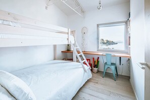 3 bedrooms, iron/ironing board, travel cot, WiFi - A Factoria Beach House - Hio, Cangas (Cangas)