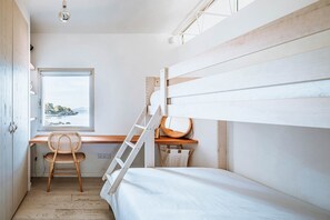 3 Schlafzimmer, Schreibtisch, Bügeleisen/Bügelbrett, Reisekinderbett