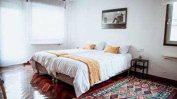 5 slaapkamers, een strijkplank/strijkijzer, reisbedje, wifi