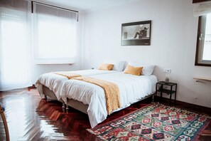 5 slaapkamers, een strijkplank/strijkijzer, reisbedje, wifi