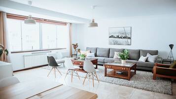 Een televisie en een tafeltennistafel