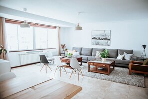 Een televisie en een tafeltennistafel