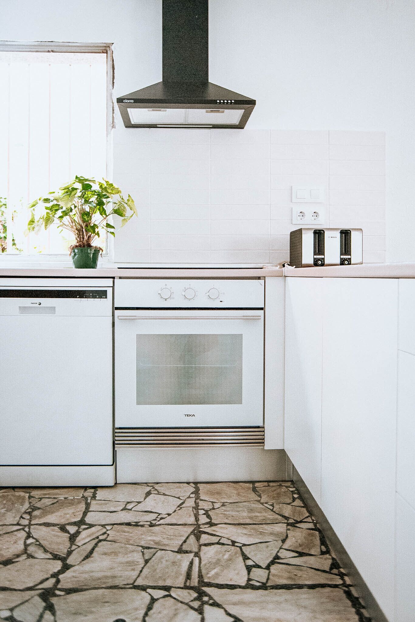 Een koelkast, een magnetron, een oven, een vaatwasser