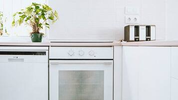 Een koelkast, een magnetron, een oven, een vaatwasser