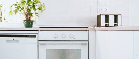 Réfrigérateur, four à micro-ondes, un four, lave-vaisselle